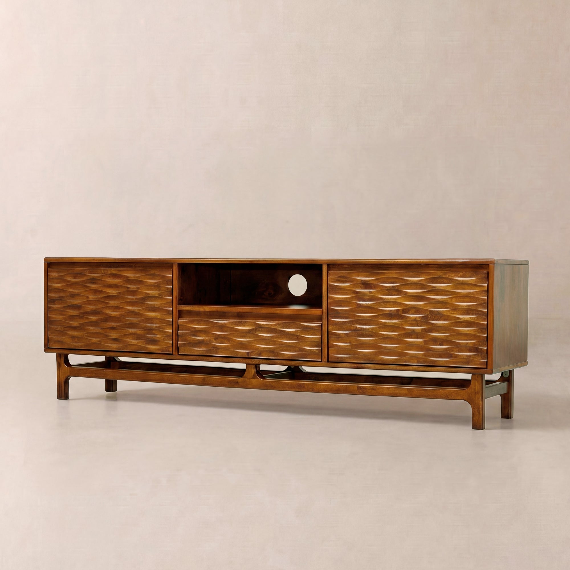 Mueble de TV de madera maciza Acacia Elara con almacenamiento y gestión de cables para televisores de hasta 80"