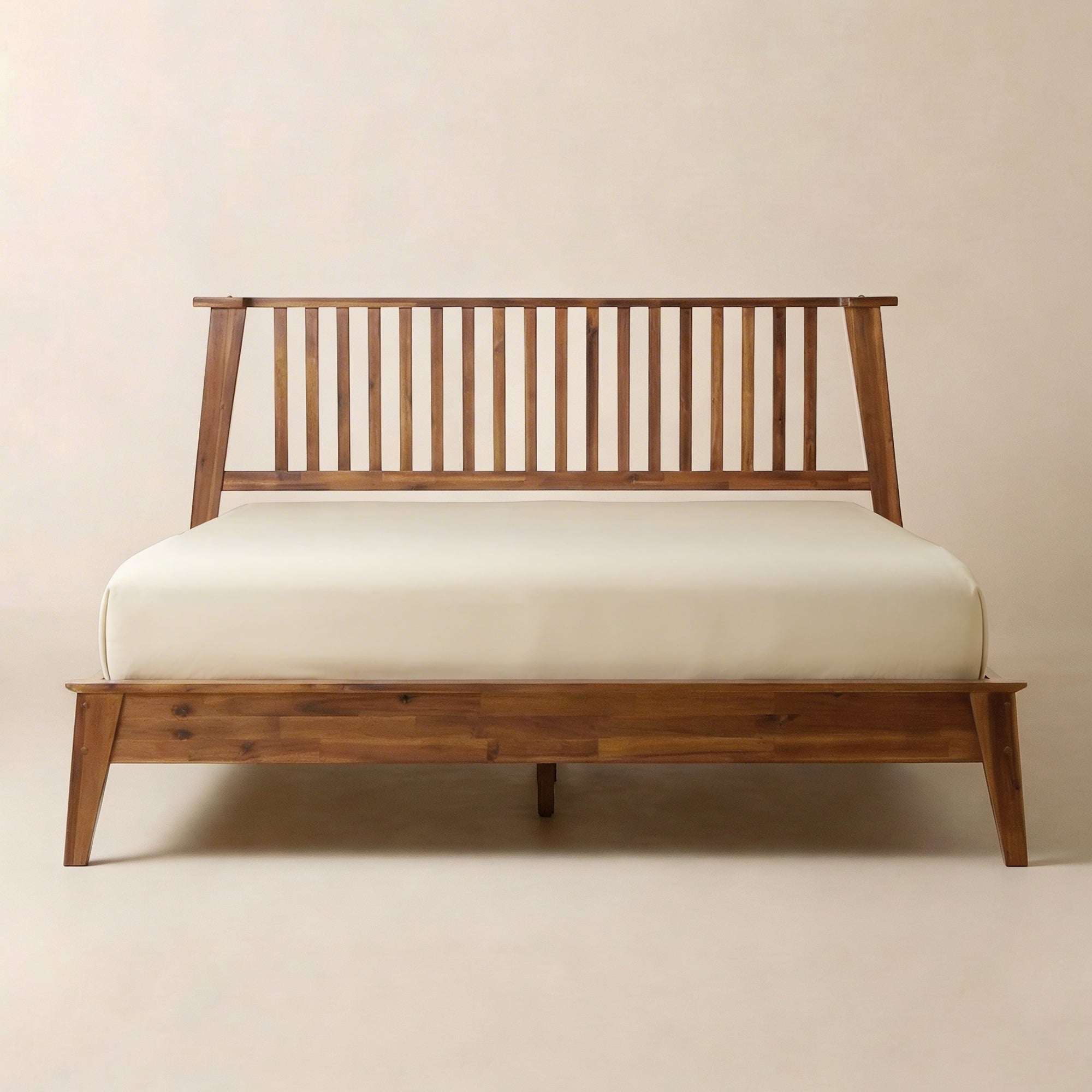 Conjunto de cama y mesita de noche Acacia Kaylin para un dormitorio con estilo