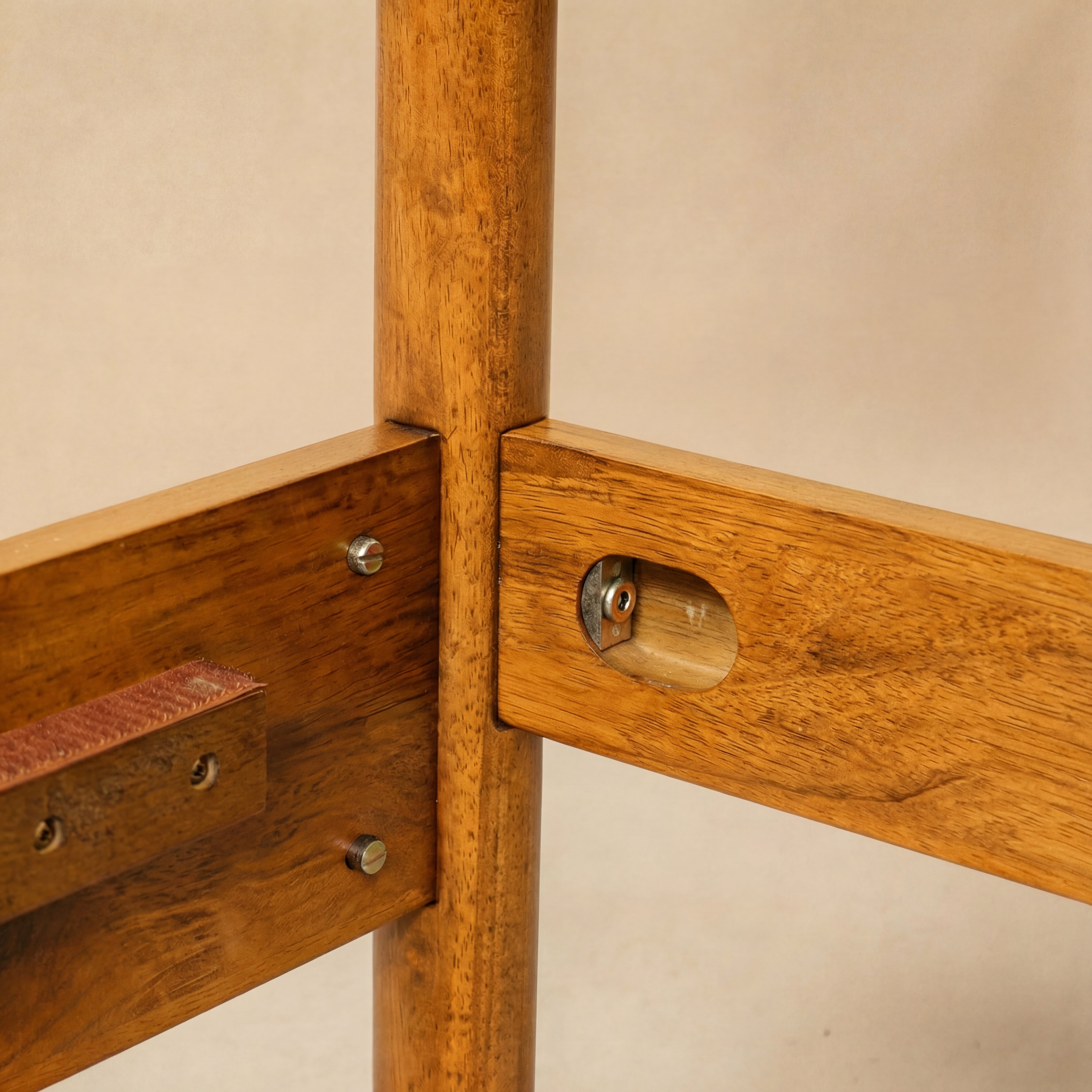 Estructura de cama Frida Deluxe de madera maciza: artesanía de primera calidad y elegancia atemporal.
